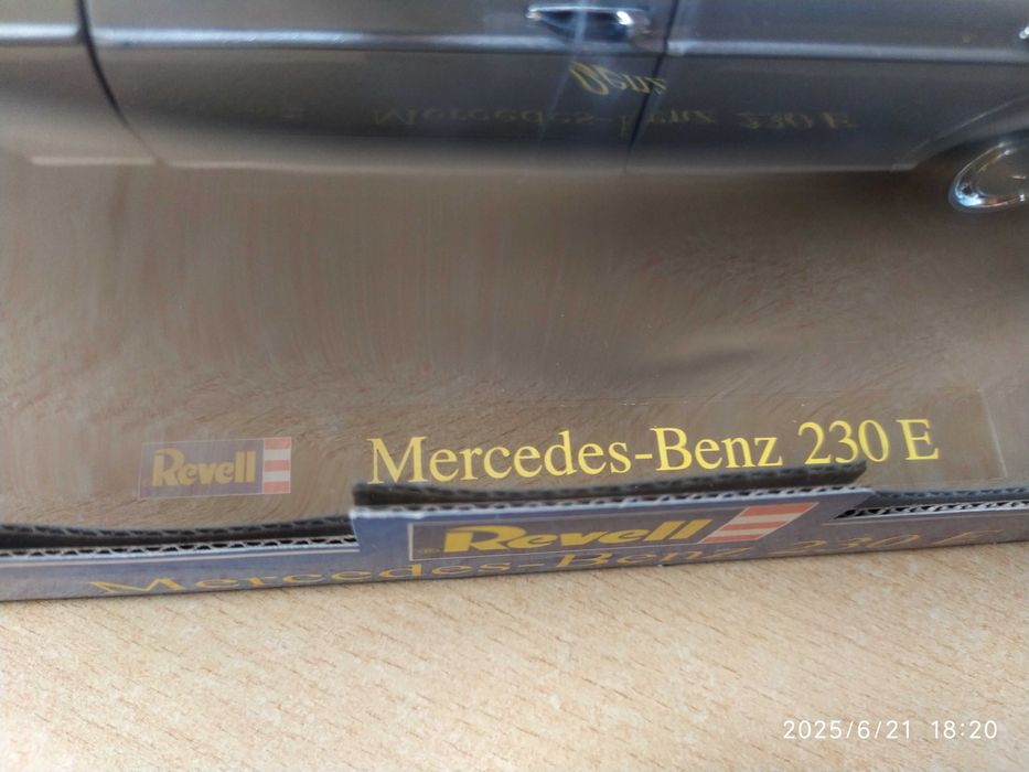 1:18 Метален модел на Mercedes Benz 230 E W123 Revell