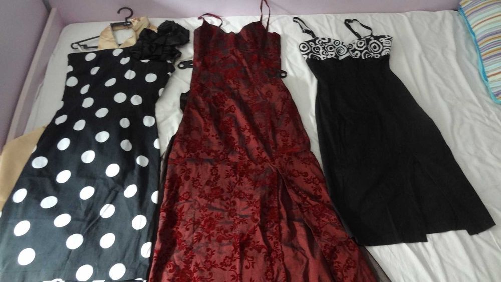 Официални рокли по 10 евро всяка.