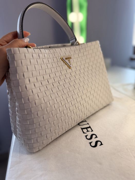 Чанта Guess.