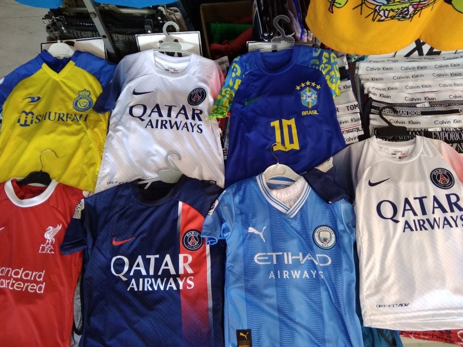 Футболни екипи и чорапи