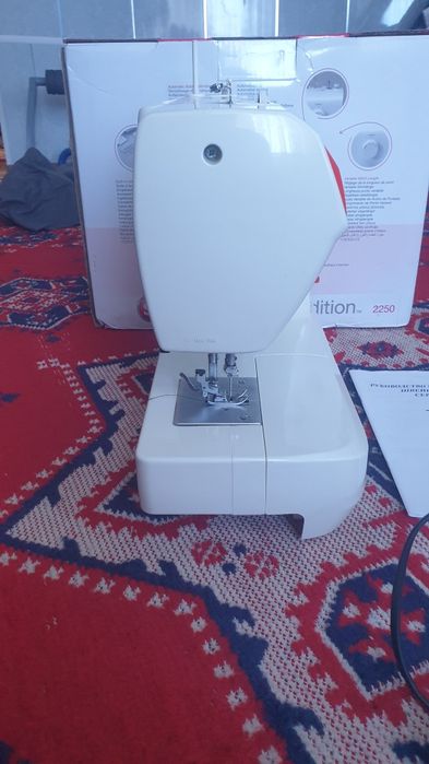 Срочно продаю швейная машину  TOYOTA RS 2000.