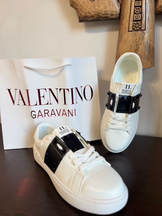 Valentino Garavani обувки 42/43 номер с кутия и торбичка