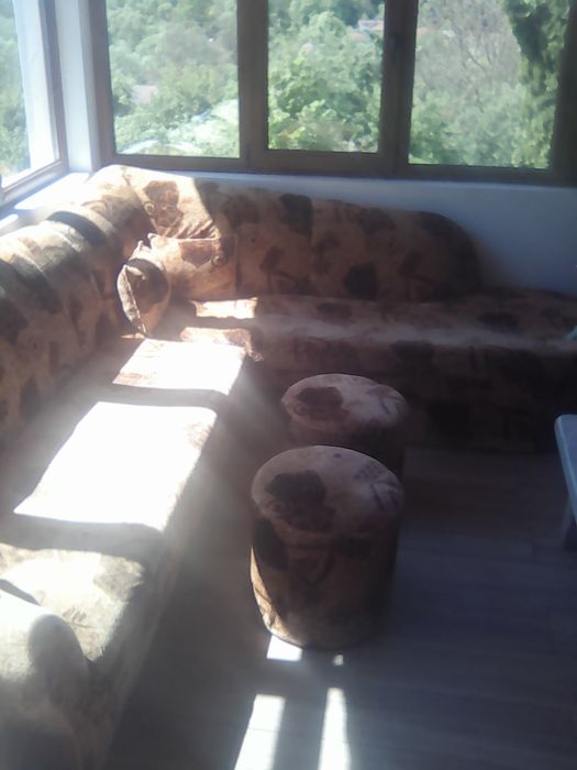 Продавам  запазени дивани ,