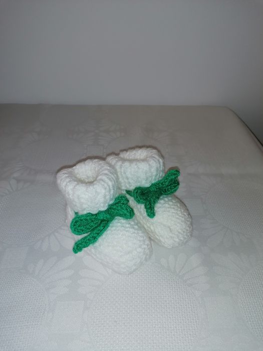 Salopeta tricotata bebe cu botosei și caciulita