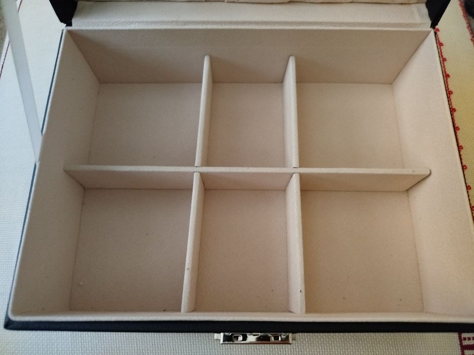 Кутия за бижута , черна