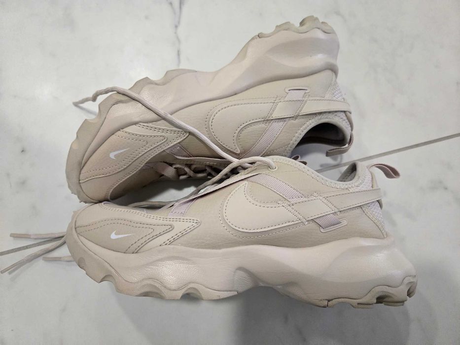 Бежови маратонки Nike