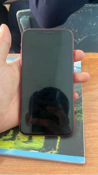 Айфон XR красный.