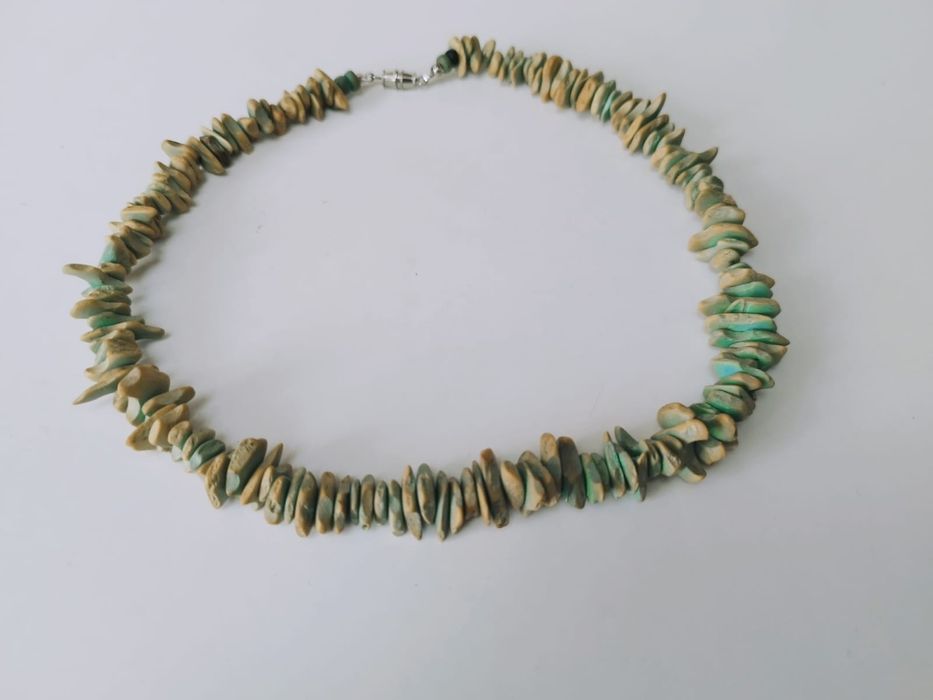 Colier turcoaz african din chipsuri de piatra howlit