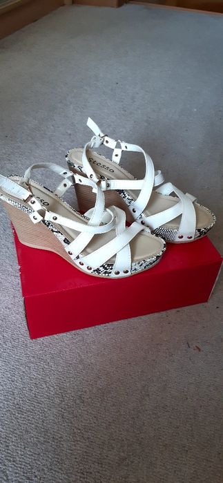 Продам новые босоножки