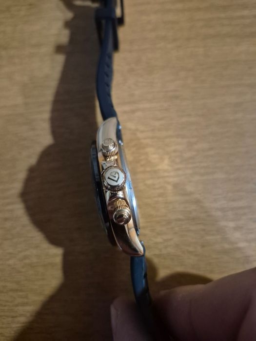 Продам новые часы