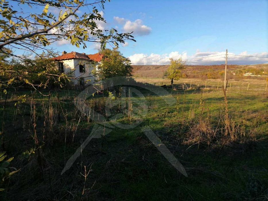 Парцел с двуетажна постройка за ремонт  в село Манастир- 94629