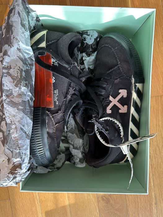 Off white , Toscablue