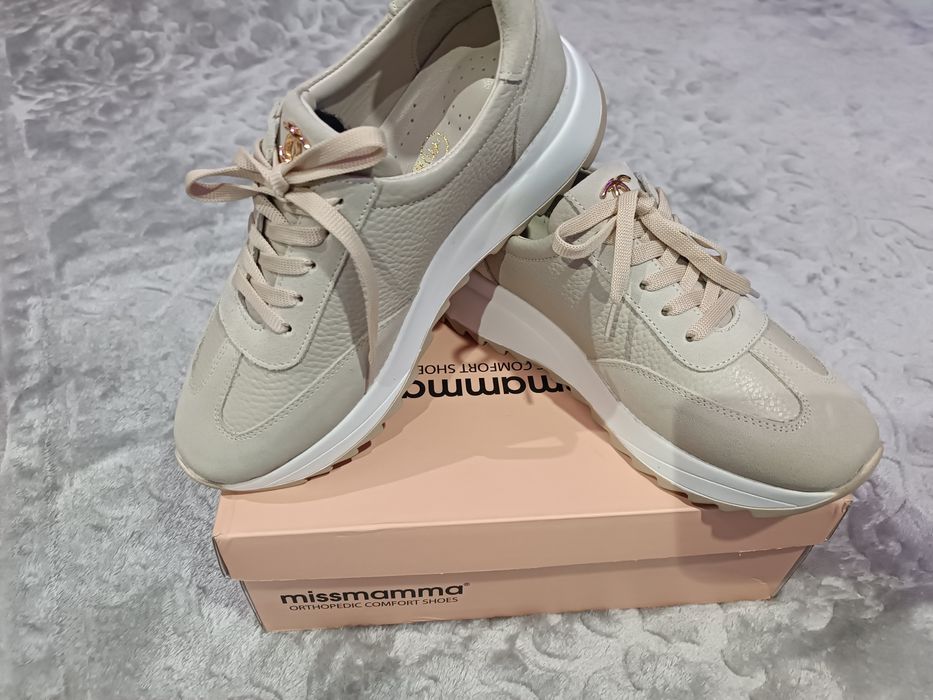 Дамски спортни обувки