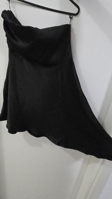 Rochie neagra fără bretele asimetrica