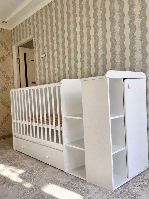 Продам детскую кроватку-трансформер 3 в 1 с комодом и матрасом