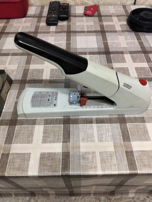 Степлер большой, дырокол большой.