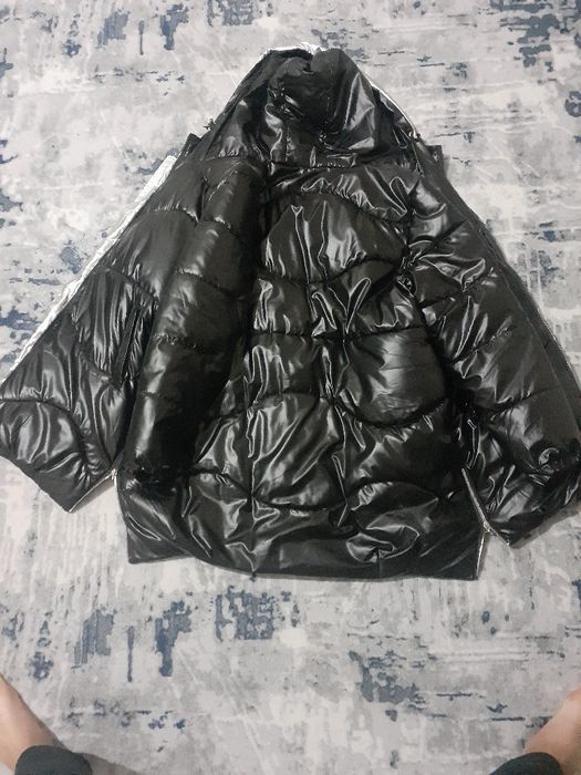 Kurtka yaxshi zor yaxshi issiq tutadi xolati yaxshi yomgir orkaz maydi