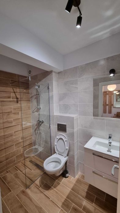 Proprietar inchiriez garsoniera moderna, spatiosa, incalzire in pardoseala, loc de parcare