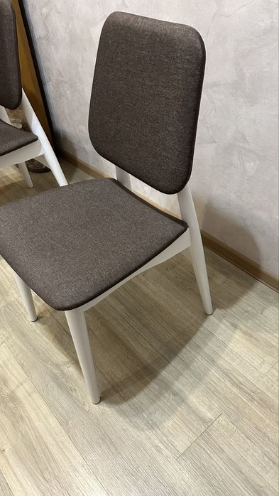 Обеденный стол со стульями