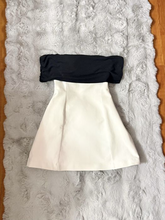 Элегантное платье с открытыми плечами