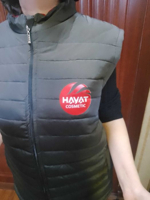 Печать на свитшотах, худи, футболках и кепках и на желетках