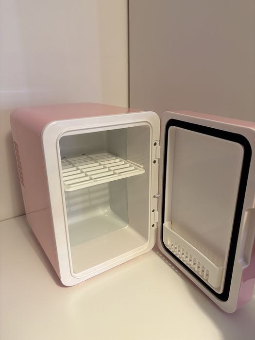 Mini frigider cosmetice