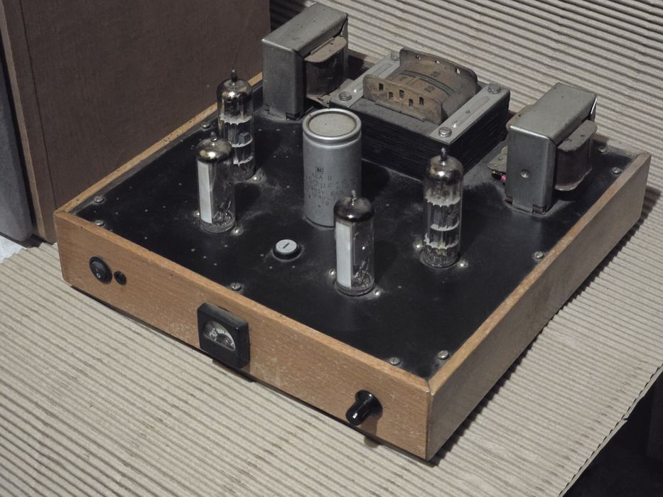 Лампов усилвател ECL86, EM84. Дървен корпус.