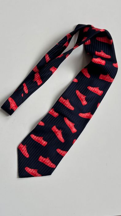 Boss silky tie авангардна вратовръзка с принт спортни обувки