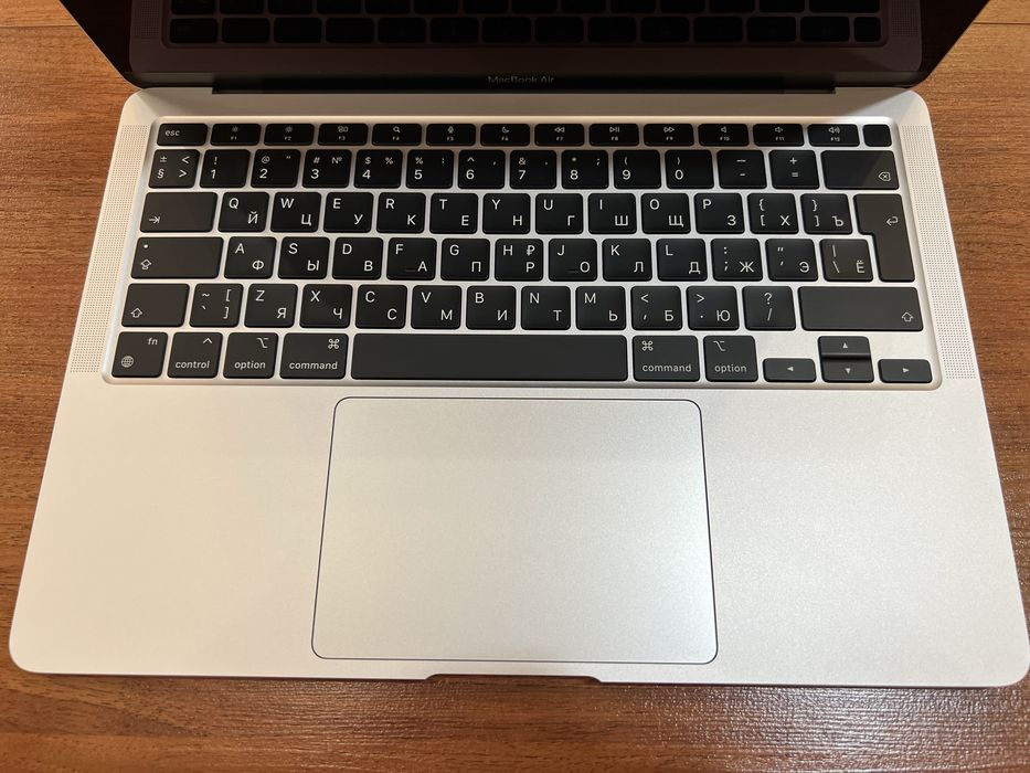 MacBook Air M1 (13). 8/256GB (35 Sikl)