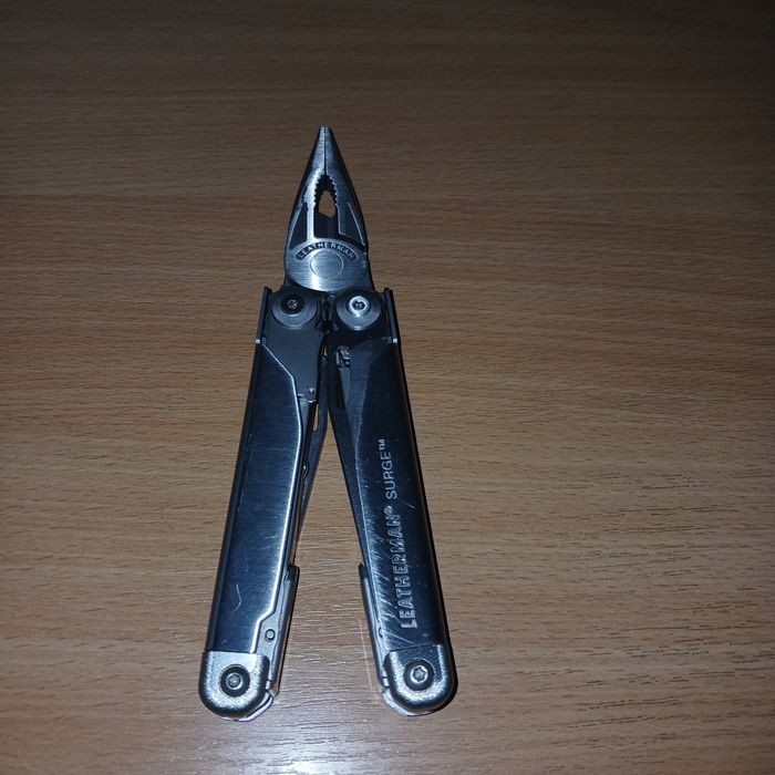 Легендарный мультитул Лезерман Сурдж