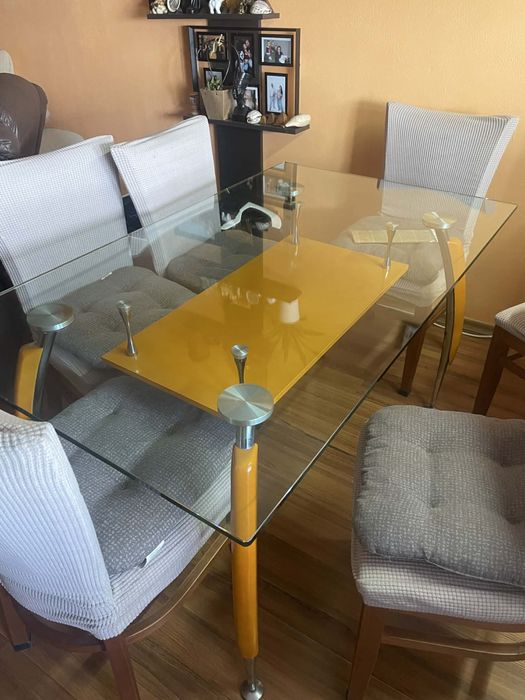 Трапезна маса със стъкло