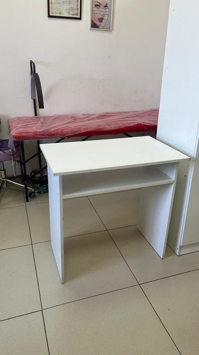 Маникюрный  стол