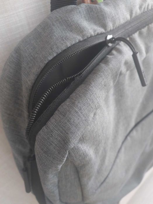 Rucsac gri pentru laptop, minimalist – mic defect la fermoar