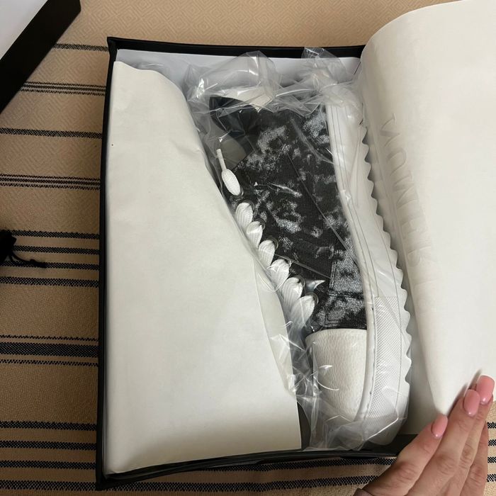 Продам кроссовки