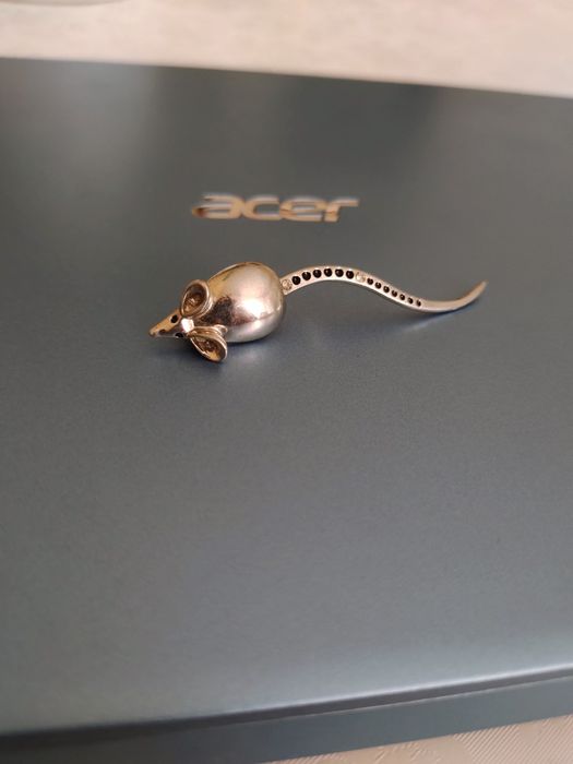 Брошь большого размера