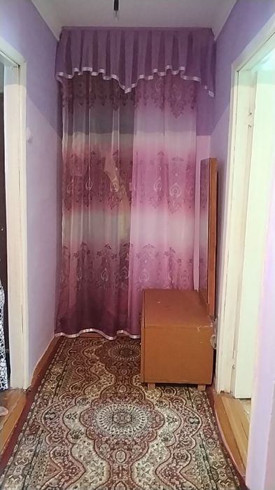 Shahar qoq markazida 3 xonalik uy sotiladi