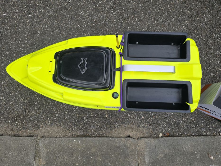Barcă de nădit (bait boat) cu basculare momeală – 2 acumulatori incluși