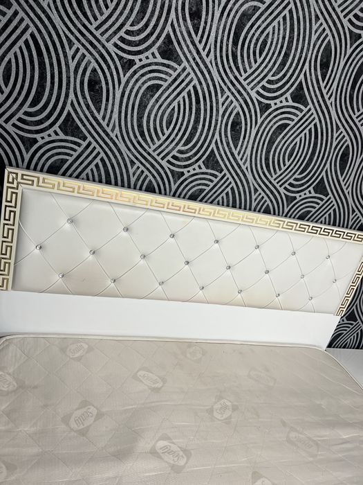 Pat cu saltea  si noptiere de vanzare