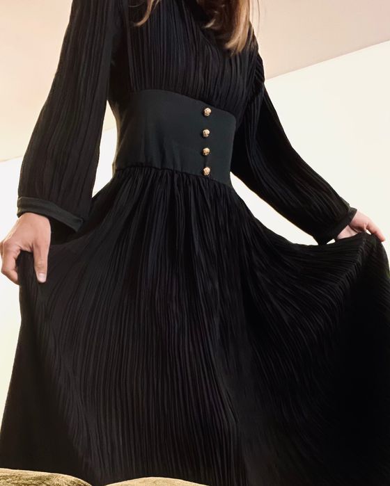 Rochie neagră plisată