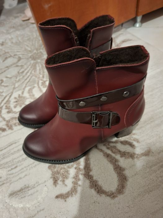 Vând cizmulițe din piele naturala noi