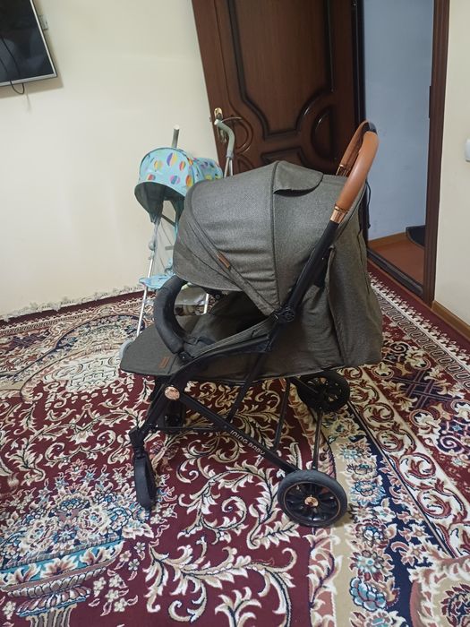 Продаётся фирменный чемодан коляска