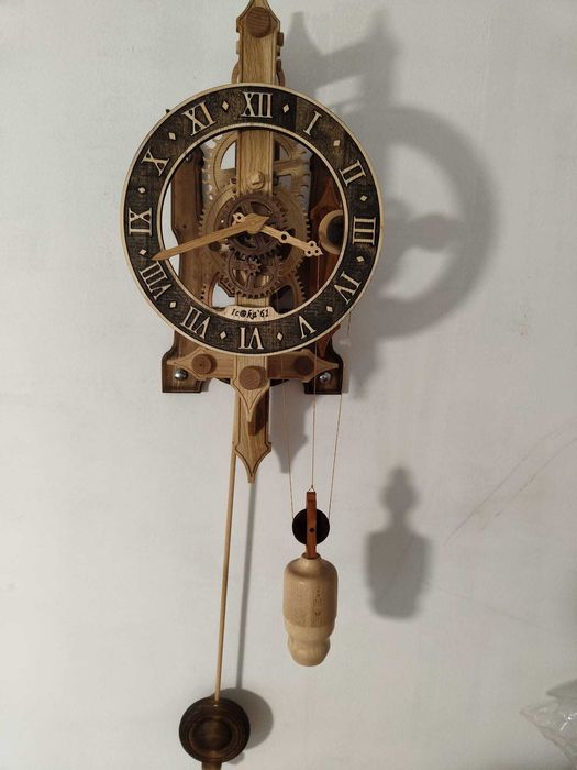 Стенен часовник от дърво