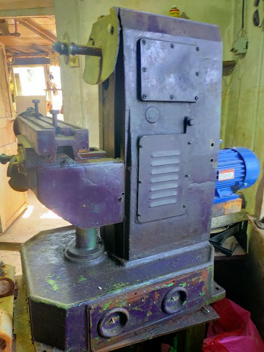 Фрезерный и сверлильный станки.