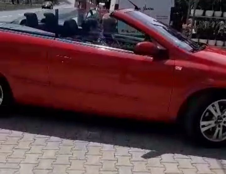 Masina decapotabila.