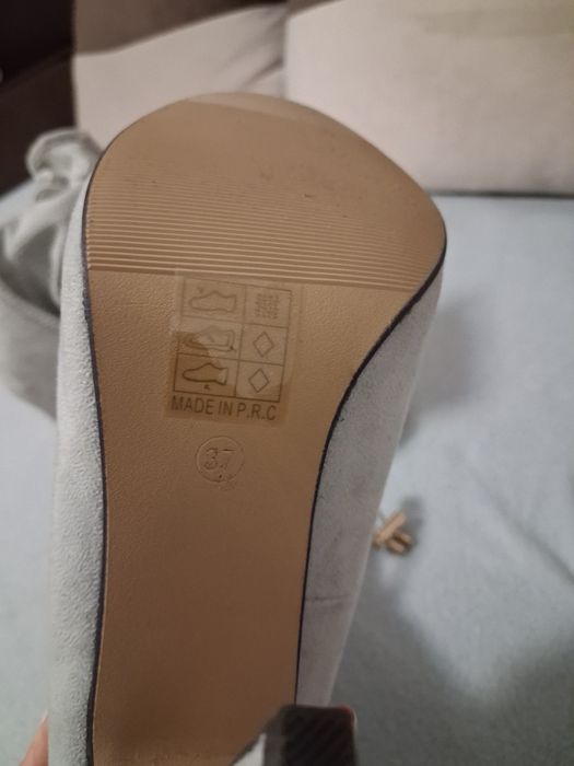 Vând pantofi noi din piele intoarsa