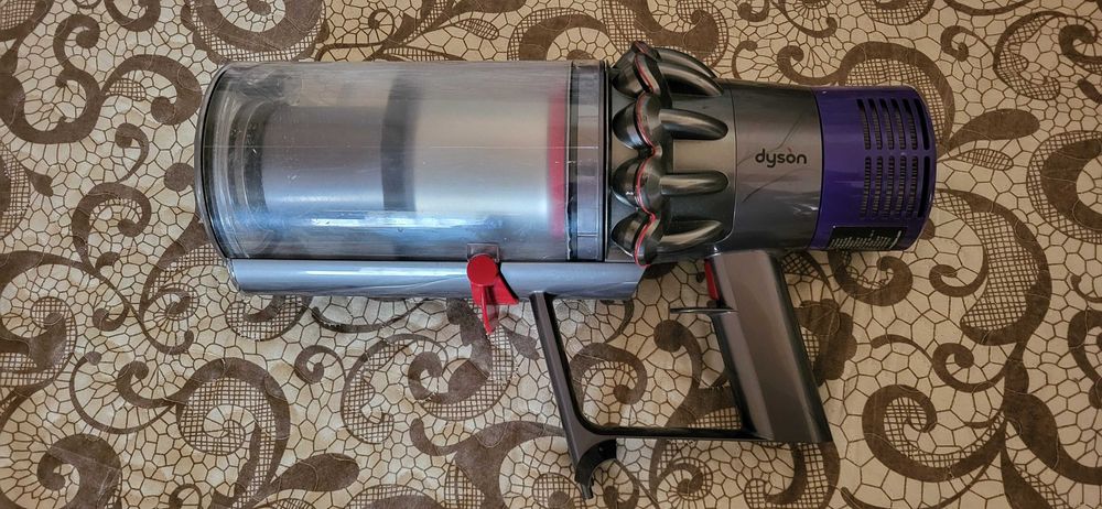 Dyson v10  se vinde cum se vede fara alte accesorii Fara acumulator.  fuctional