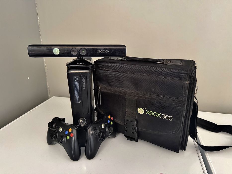 Xbox 360s + 2 геймпада + kinekt + кейс для приставки