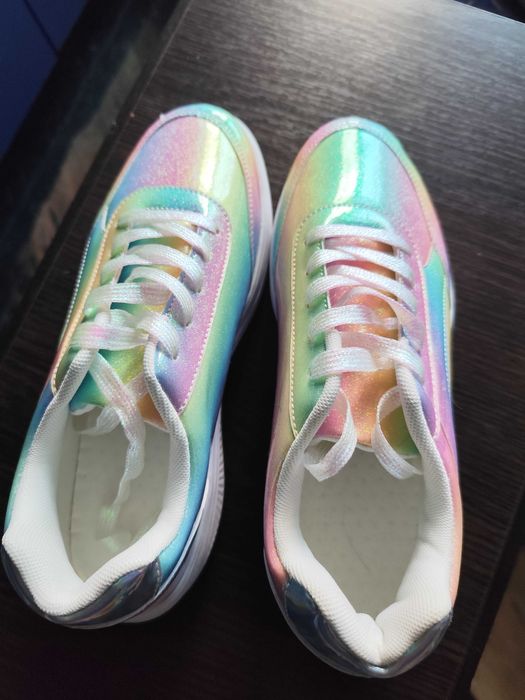 Цветни маратонки