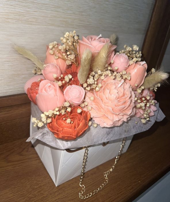 Подарък кутия или чантичка с цветя от соев восък