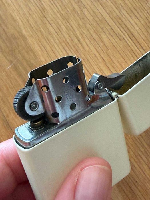 Brichetă originală Zippo 216 An American Classic Cream (Made in USA)